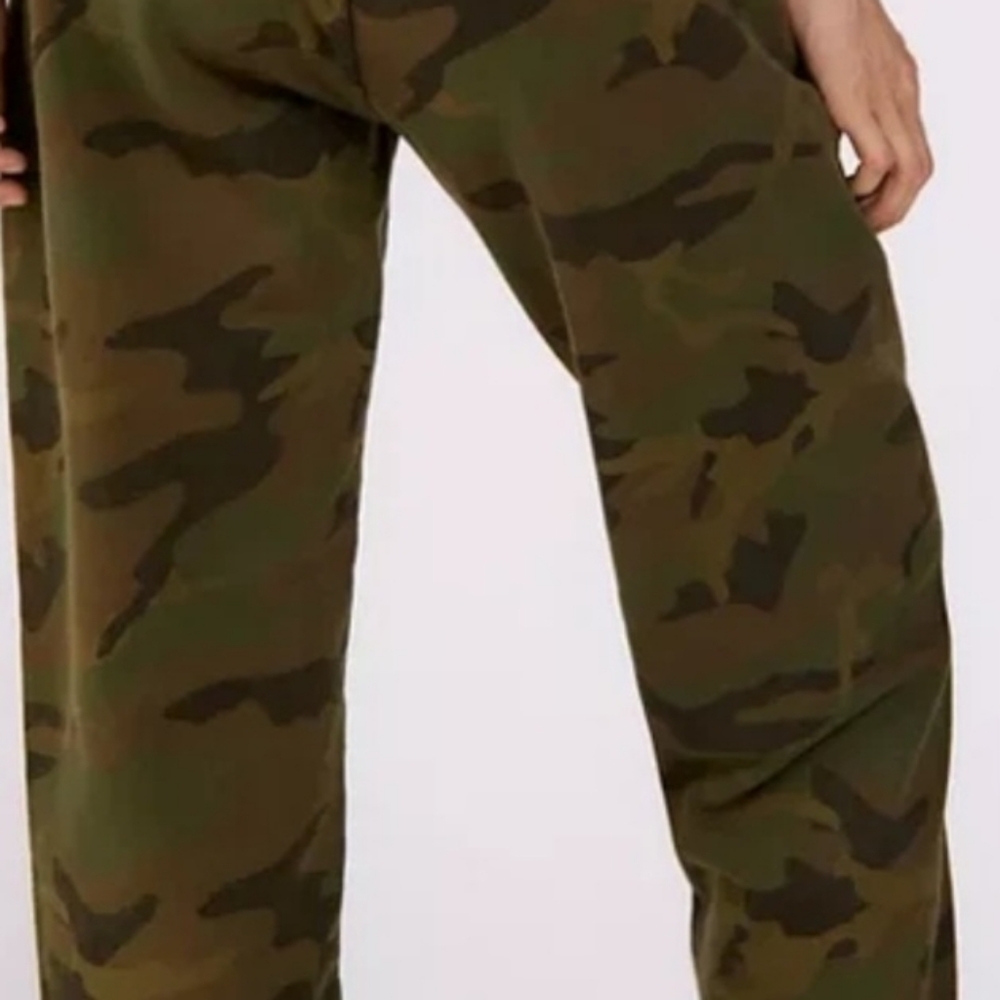 Mayfair Group UO Camo Joggers and Pink Trim Crop Top Set Size S/M NWT $108 &$68 - Picture 3 of 10
